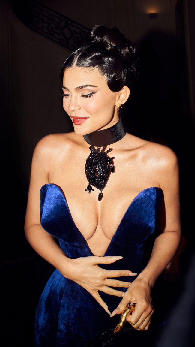 Kylie-Jenner_Schiaparelli_PFW22_SvenjaAva_1-scaled