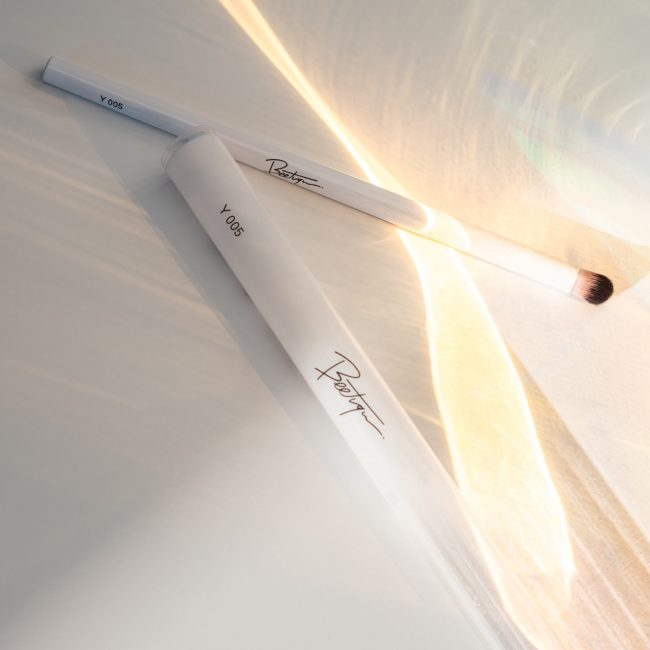 Svenja-Ava_Beetique_weiße-Makeup-Pinsel_Produktfotografie-im-Studio